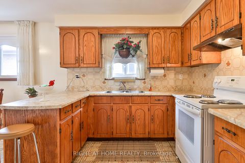 Photo 10 at 101 Benjamin Boake Trail, York University Heights, Toronto