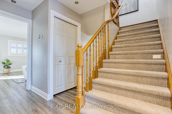 Photo 17 at 39 Regis Court, Stoney Creek, Hamilton