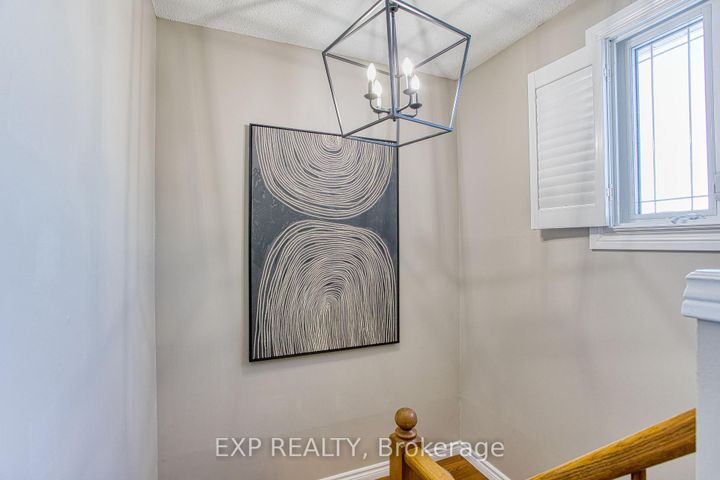 Photo 18 at 39 Regis Court, Stoney Creek, Hamilton