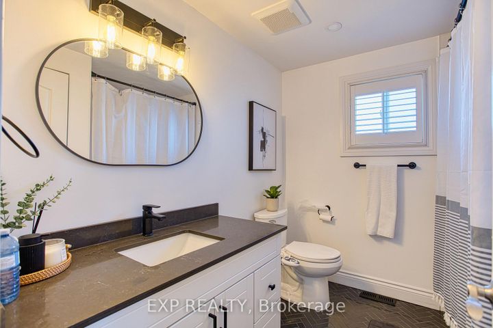 Photo 22 at 39 Regis Court, Stoney Creek, Hamilton