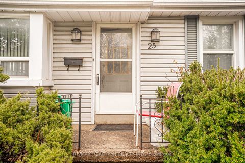 Photo 3 at 25 Harding Boulevard, Harding, Richmond Hill