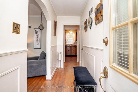 Photo 4 at 25 Harding Boulevard, Harding, Richmond Hill