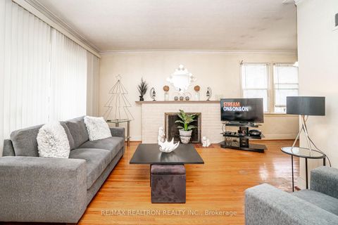 Photo 5 at 25 Harding Boulevard, Harding, Richmond Hill