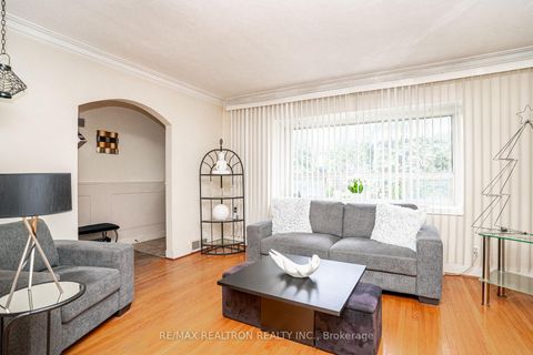 Photo 6 at 25 Harding Boulevard, Harding, Richmond Hill