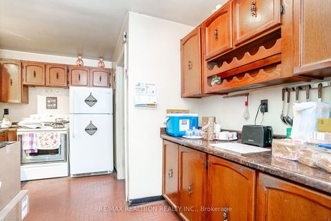 Photo 11 at 25 Harding Boulevard, Harding, Richmond Hill