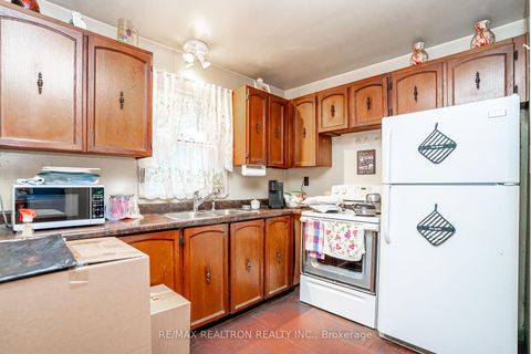 Photo 12 at 25 Harding Boulevard, Harding, Richmond Hill