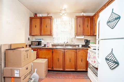 Photo 13 at 25 Harding Boulevard, Harding, Richmond Hill