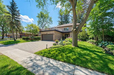 Photo 2 at 46 Robinter Drive, Newtonbrook East, Toronto