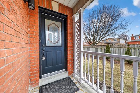 Photo 4 at 1 Aldcroft Crescent, Bowmanville, Clarington