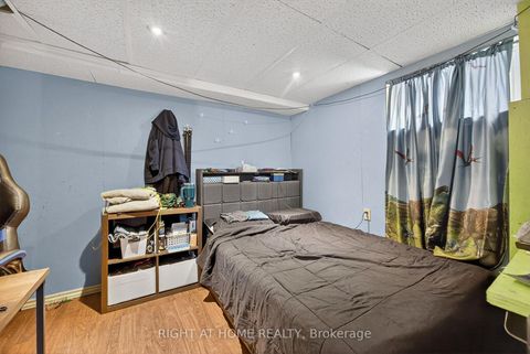 Photo 17 at 25 Thomson Street, Queen's Park, Barrie