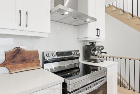 Photo 11 at 32 Holyrood Crescent, Kleinburg, Vaughan