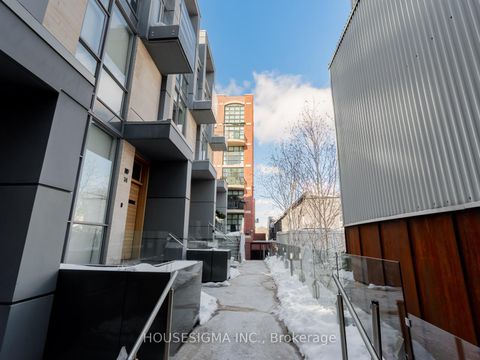 Photo 1 at 15 - 850 Richmond Street W, Niagara, Toronto