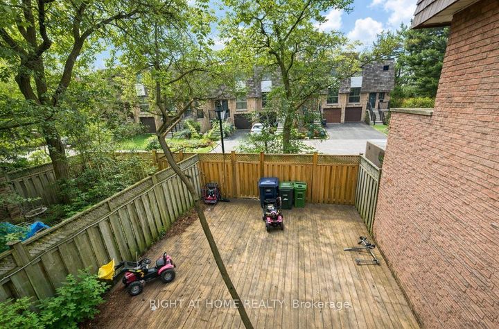 Photo 6 at 22 - 6 Glade Carse Way, Branson, Toronto
