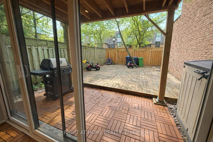 Photo 8 at 22 - 6 Glade Carse Way, Branson, Toronto