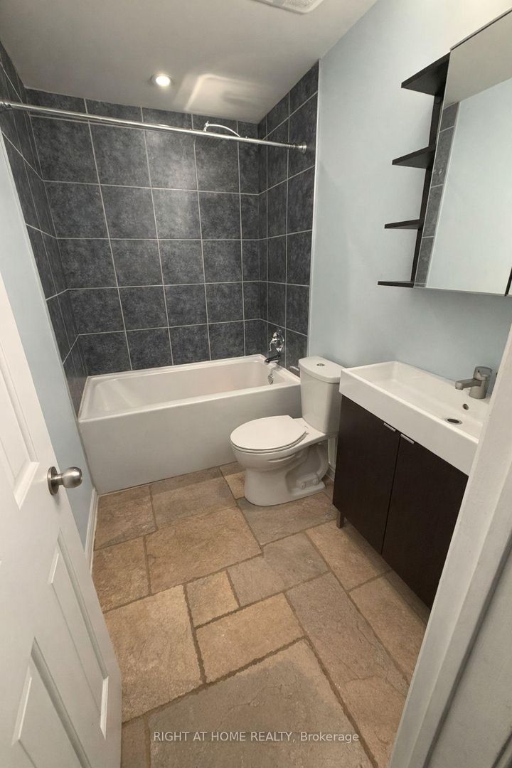 Photo 12 at 22 - 6 Glade Carse Way, Branson, Toronto