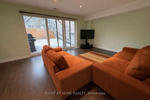 Photo 7 at 22 - 6 Glade Carse Way, Branson, Toronto