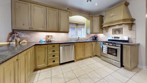 Photo 11 at 33 Calista Street, Vellore Village, Vaughan