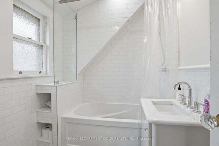 Photo 28 at 18 Inglewood Drive, Durand, Hamilton