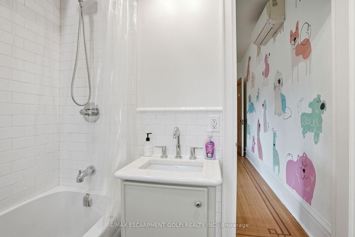 Photo 29 at 18 Inglewood Drive, Durand, Hamilton