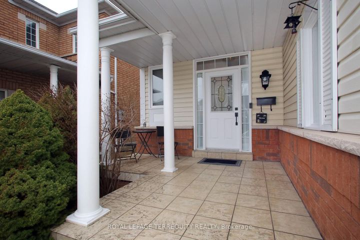 Photo 2 at 471 Woodsmere Crescent, Amberlea, Pickering