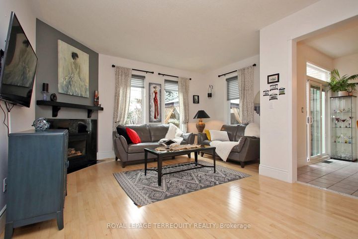 Photo 6 at 471 Woodsmere Crescent, Amberlea, Pickering