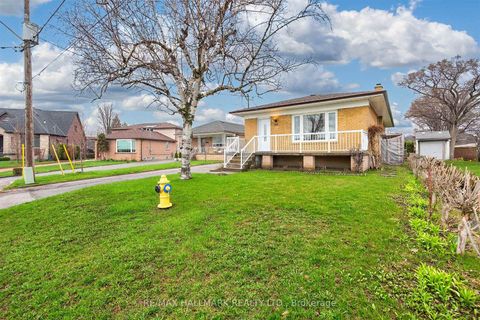 Photo 2 at 50 Dorking Crescent, CFB, Toronto