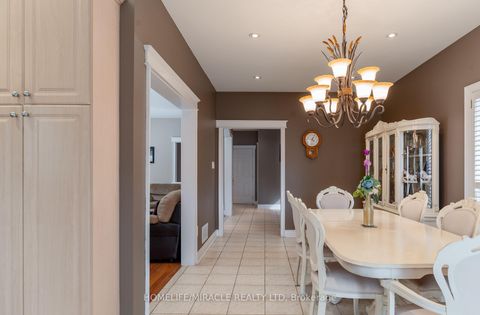 Photo 9 at 31 Water Garden Lane, Sonoma Heights, Vaughan