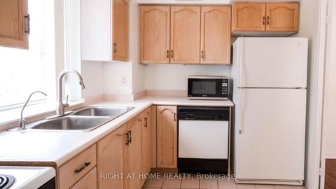 Photo 4 at 300 - 28 Pemberton Avenue, Newtonbrook East, Toronto