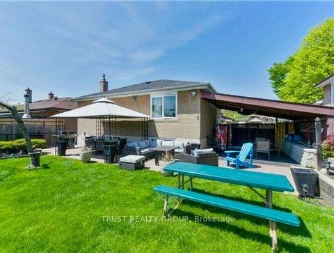 Photo 2 at 9 Del Ria Drive, Maple Leaf, Toronto