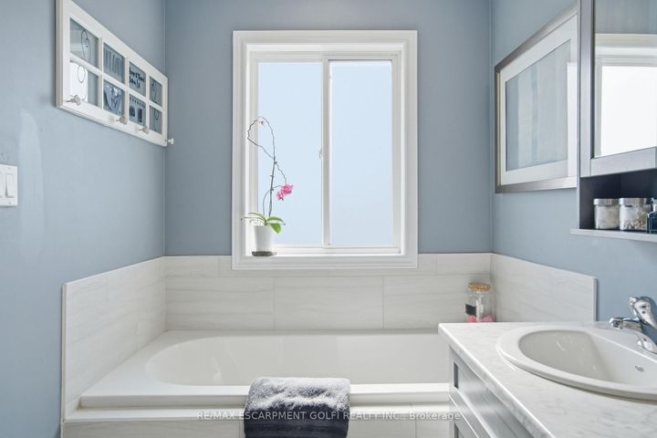 Photo 21 at 37 FAIRGROUNDS Drive, Binbrook, Hamilton