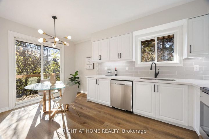 Photo 10 at 13 - 2 Wooded Carse Way, Branson, Toronto