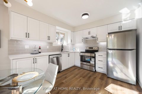 Photo 9 at 13 - 2 Wooded Carse Way, Branson, Toronto