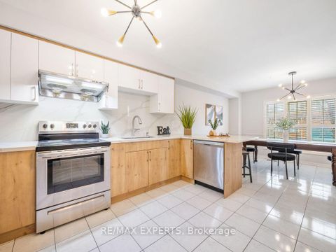 Photo 6 at 97 Pinedale Gate, East Woodbridge, Vaughan