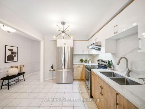 Photo 7 at 97 Pinedale Gate, East Woodbridge, Vaughan