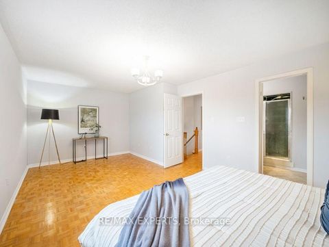 Photo 14 at 97 Pinedale Gate, East Woodbridge, Vaughan