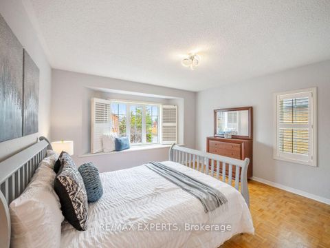 Photo 17 at 97 Pinedale Gate, East Woodbridge, Vaughan