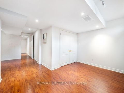 Photo 21 at 97 Pinedale Gate, East Woodbridge, Vaughan