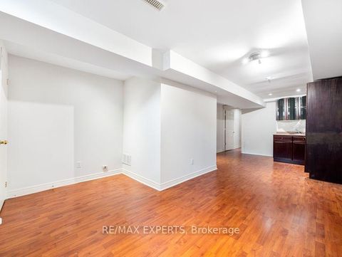 Photo 22 at 97 Pinedale Gate, East Woodbridge, Vaughan