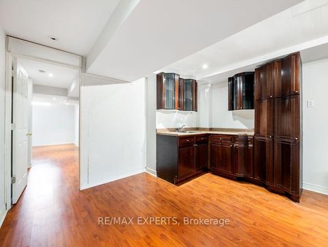 Photo 23 at 97 Pinedale Gate, East Woodbridge, Vaughan