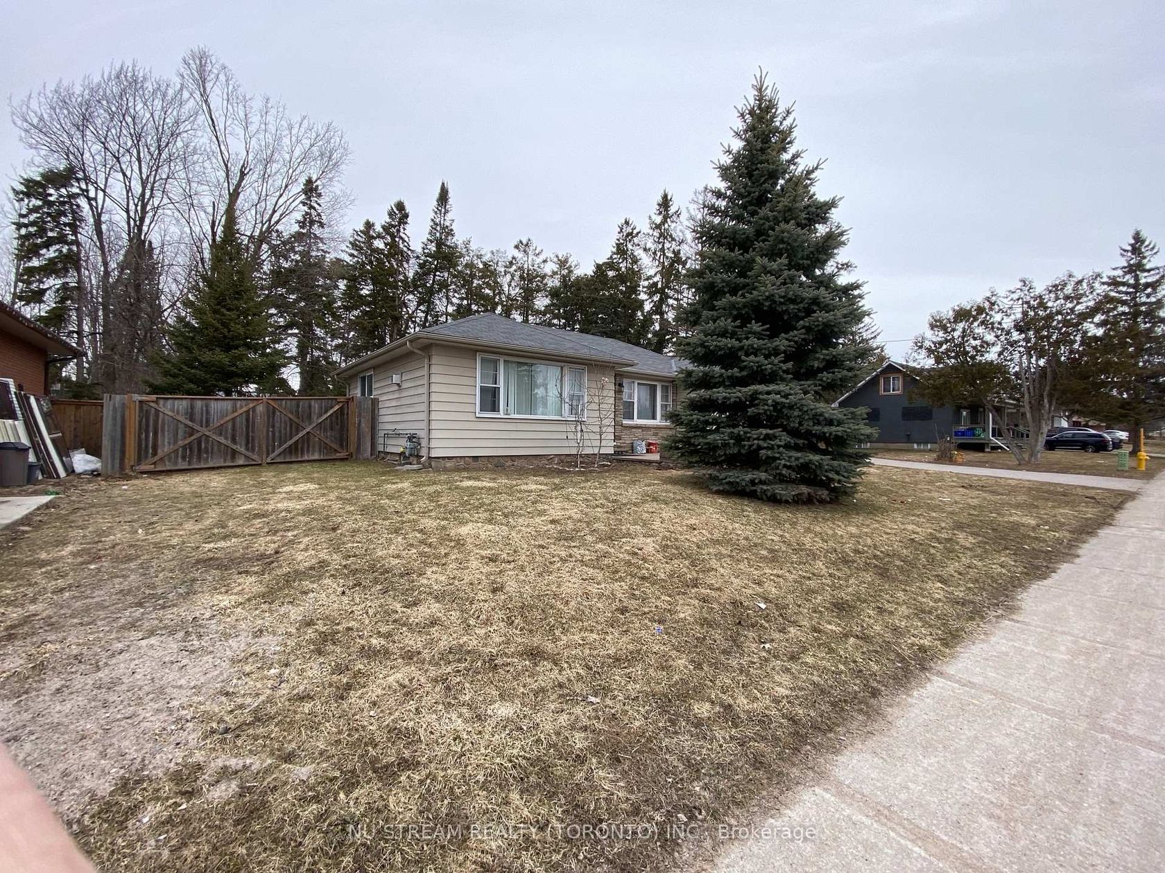 540 Big Bay Point Road, Painswick North, Barrie photo number 2