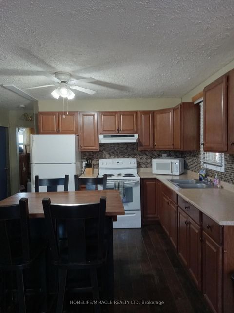 Photo 13 at 2 Della Street, Virginia, Georgina