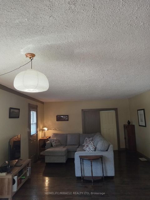 Photo 15 at 2 Della Street, Virginia, Georgina