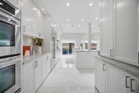 Photo 14 at 61 Woodland Trail Court, Islington Woods, Vaughan