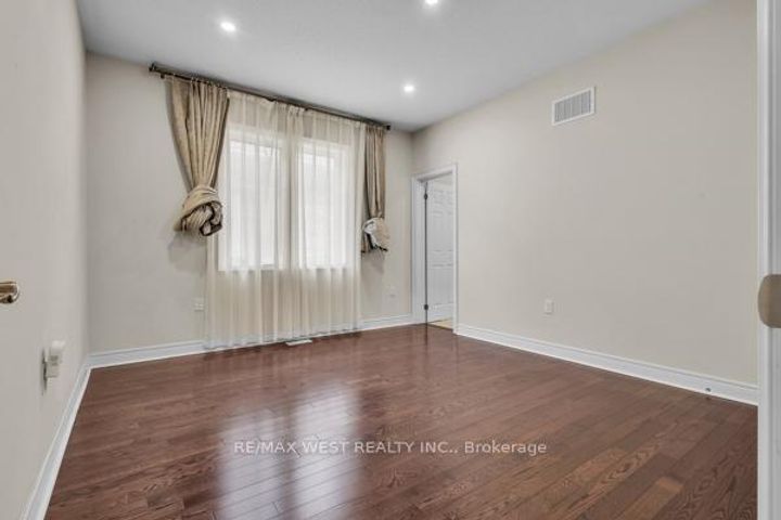 Photo 38 at 17 Torgan Trail, Kleinburg, Vaughan