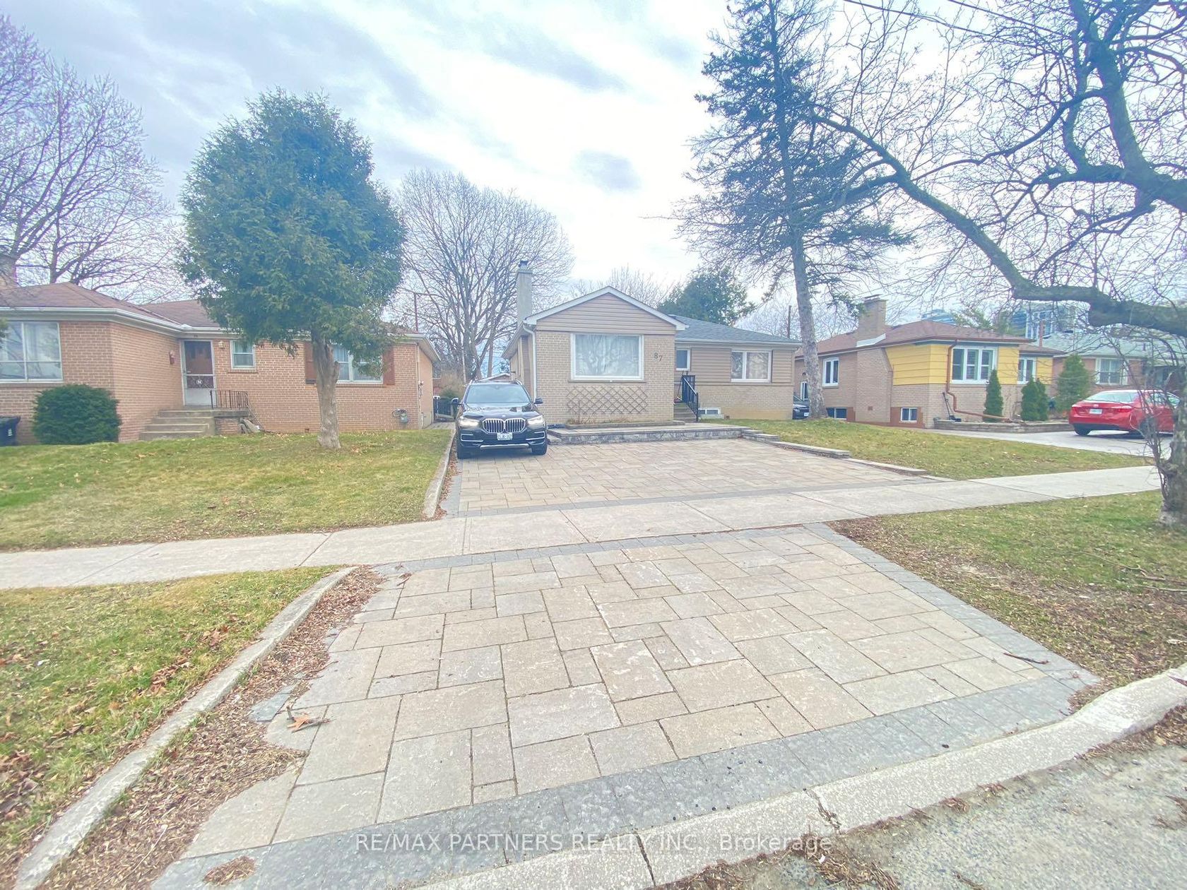 87 Bishop Avenue, Newtonbrook East, Toronto photo number 2