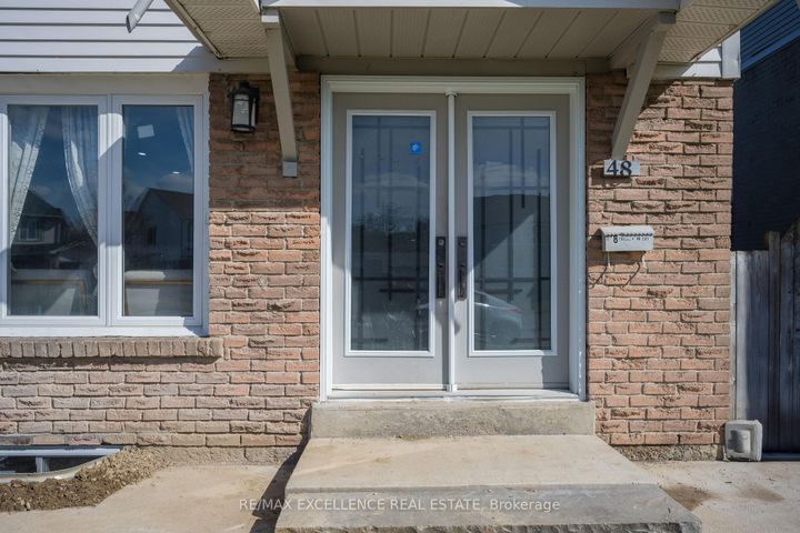 Photo 2 at 48 Traverston Court, Heart Lake West, Brampton