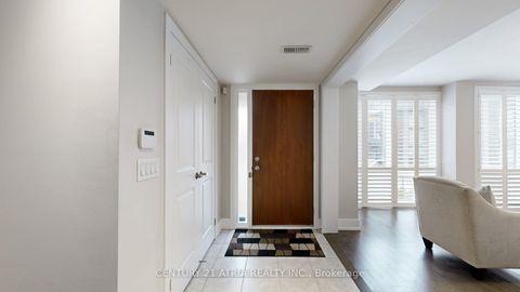 Photo 11 at 15 Thorncrest Drive, Patterson, Vaughan