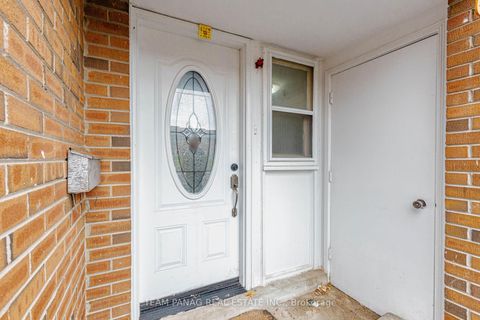 Photo 4 at 30 - 9 Kendleton Drive, Jamestown, Toronto