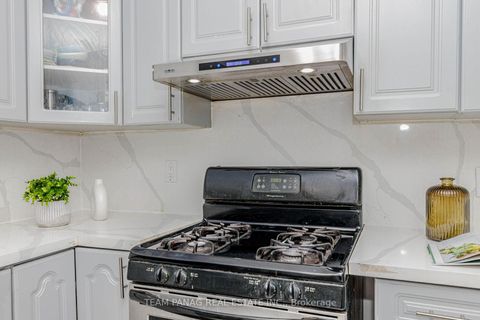 Photo 10 at 30 - 9 Kendleton Drive, Jamestown, Toronto