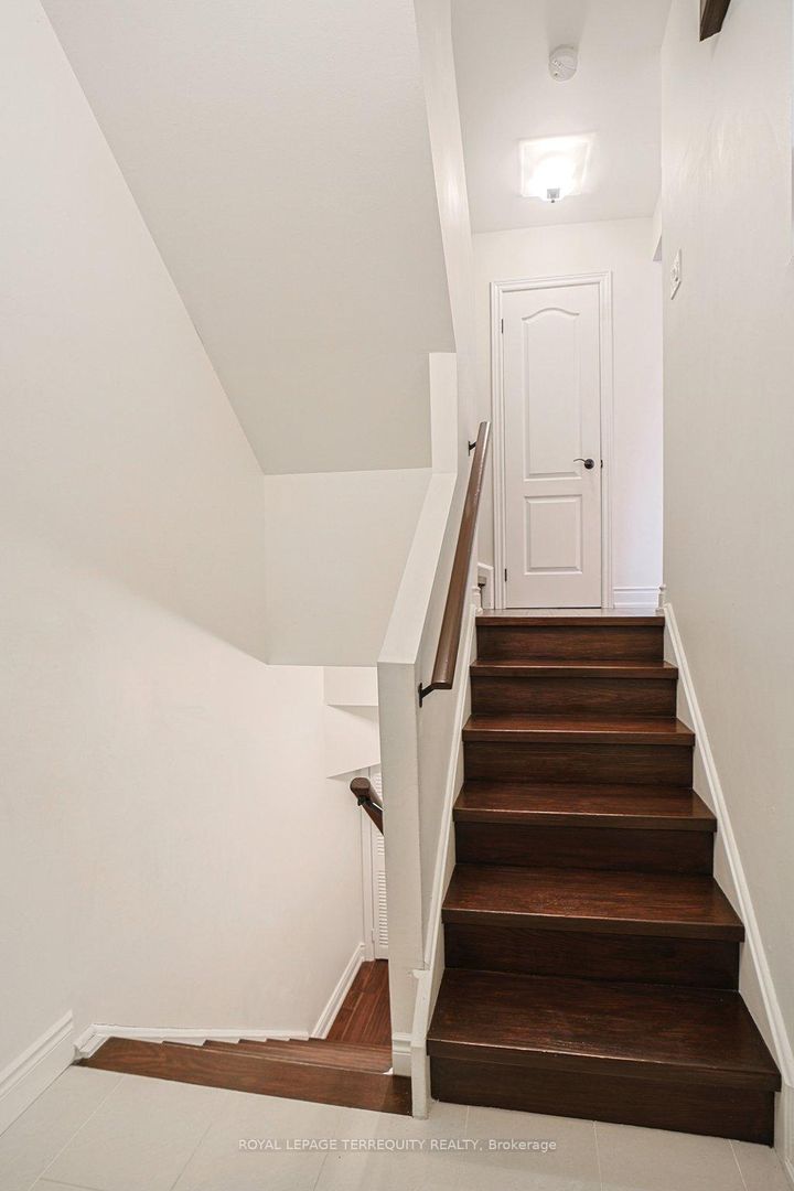 Photo 7 at 43 - 1221 Dundix Road, Applewood, Mississauga